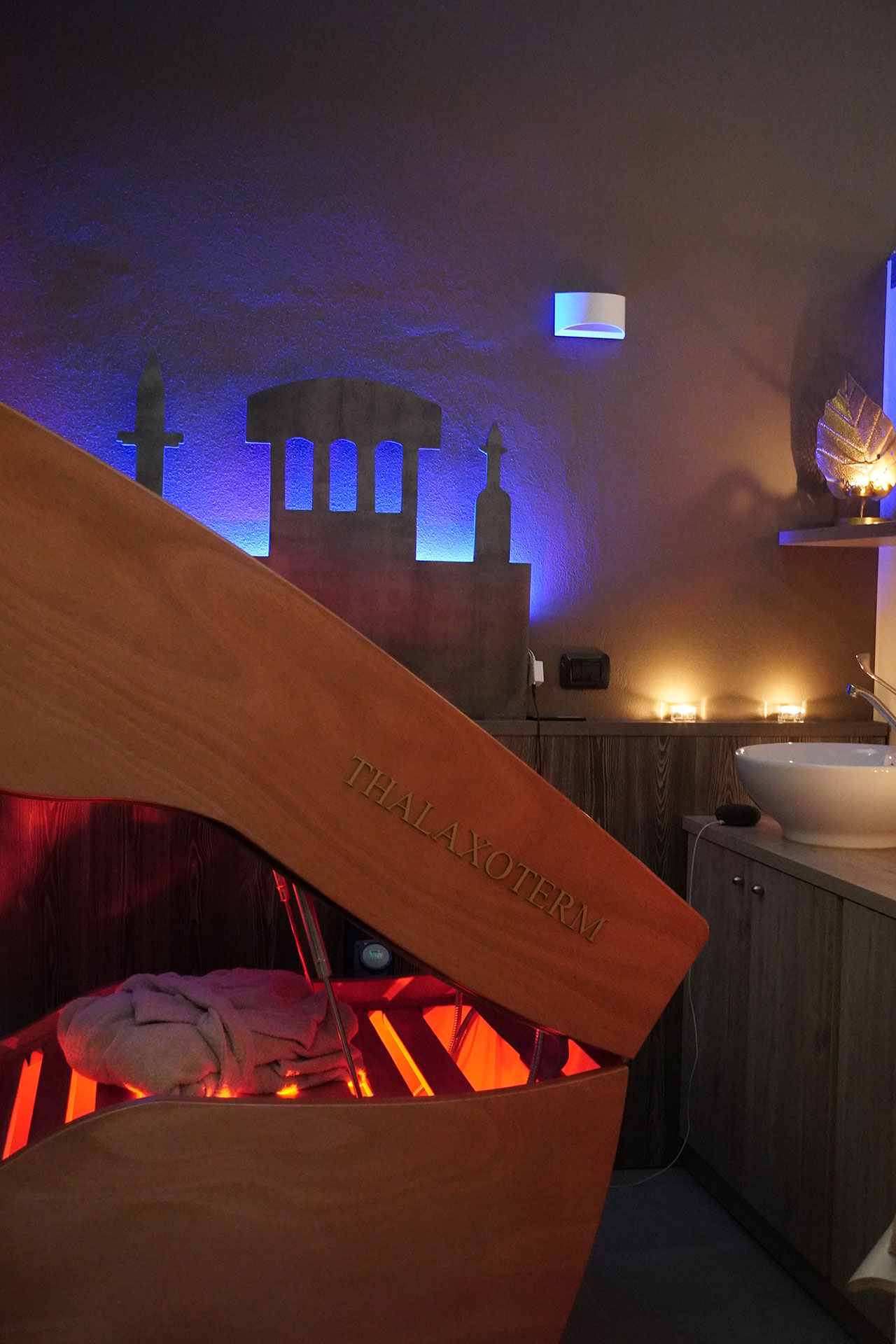 Cabina trattamenti del centro estetico Benessere Speciale con luci calde e candele