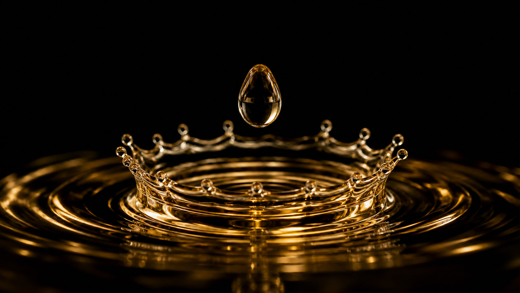 Goccia dorata che forma una corona sull'acqua, immagine del metodo Benessere Speciale